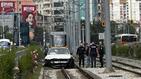 Кола се заби в мантинела и кацна върху трамвайни релси в центъра на София