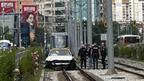 Кола се заби в мантинела и кацна върху трамвайни релси в центъра на София