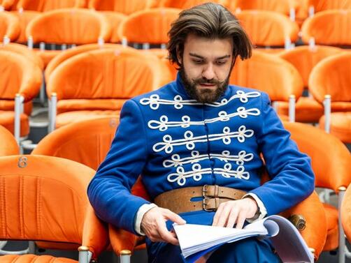 Актьорът Борислав Апостолов е най новото лице в трупата на Драматичен театър  Сава Огнянов Вече