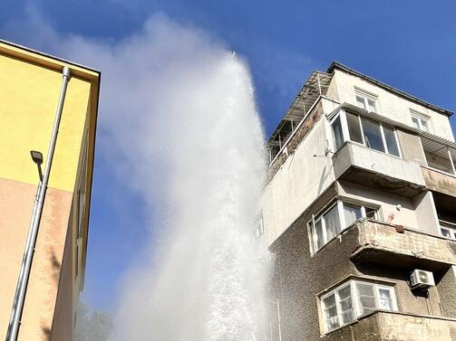 20 метров гейзер с гореща вода бликна в София За