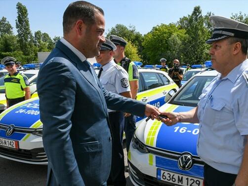 На кратка церемония в ГД Национална полиция вътрешният министър Калин