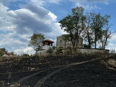 Огненият ад: Църквата в село Воден е непокътната