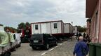 Първите 7 от общо 15 мобилни къщи тип метални контейнери пристигнаха в най-пострадалото от пожарите село Воден