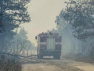 Борбата с пожарите в страната продължава неуморно