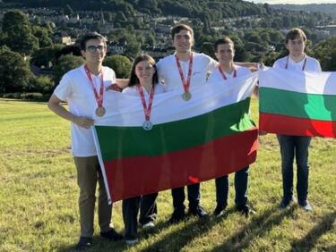 Най-добрите български ученици по математика спечелиха 5 медала на най-престижното състезание в света