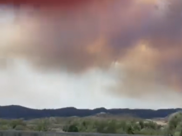 Огромният пожар край Струмяни продължава