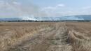 Полски пожар гори под рибарниците в село Нови хан, в близост до бензиностанция