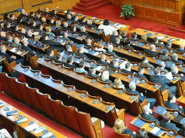 Парламентът заработи