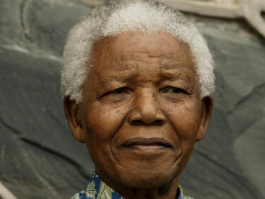 Докато светът се моли за Мандела, медиите спекулират със смъртта му