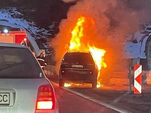 Автомобил се запали на входа на тунел Топли дол на