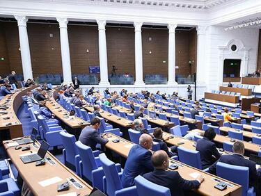 С голямо мнозинство Народното събрание прие на първо четене трите предложени законопроекта за изменения в Закона за вероизповеданията