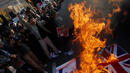 Демонстранти подпалиха британското посолство в Иран