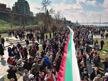 Какво ще се случи с най-дългия национален флаг, направен от ученици в Русе?

