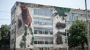 Огромна кафява мечка се намести върху фасадата на столично училище