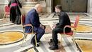 Четец по устни разкри какво са си казали Володимир Зеленски и Доналд Тръмп на погребението на папата 