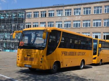 Училищни автобуси ще развозват деца за матурите