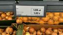 От днес в някои от големите вериги магазини цените вече са обозначени не само в левове, но и в евро