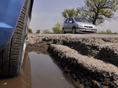 Блокирани са пътища заради обилните валежи