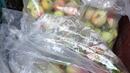 Министър спипа жп работници да крадат плодове
