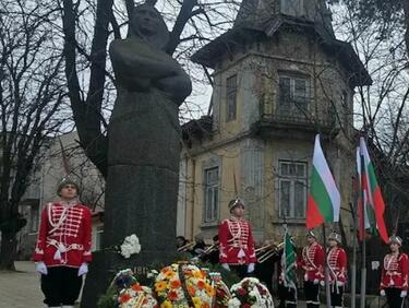 Русе сведе глава пред паметта на Баба Тонка
