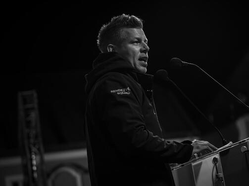 Унгарският опозиционен лидер Петер Мадяр официално обяви победа на вчерашните