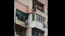Увисналото от осмия етаж дете в Ямбол и сестра му се събират днес в приемно семейство