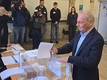 Ахмед Доган гласува