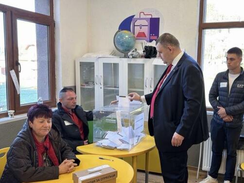 Делян Пеевски упражни правото си на глас с хартиена бюлетина