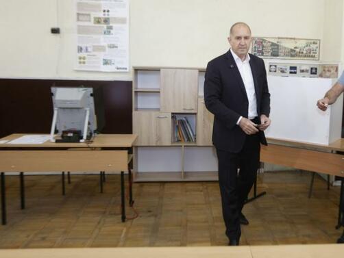 Румен Радев упражни правото си на вот Той гласува с