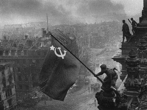 На 30 април 1945 г в 22 часа и 50