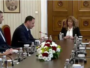 Румен Радев пропусна консултациите при Илияна Йотова

