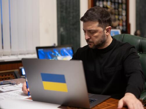 Президентът на Полша Карол Навроцки обяви в петък че лишава
