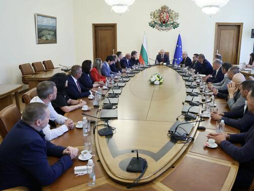 Кабинетът замразява минималната заплата на 620 20 евро за целия