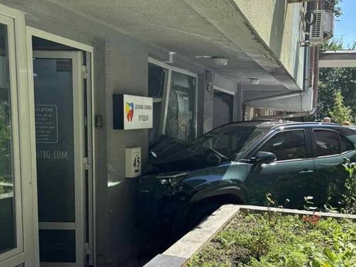 Автомобил се вряза в дентален кабинет в София Инцидентът е