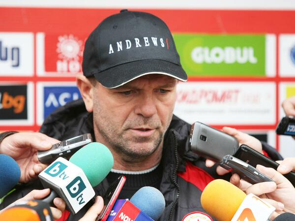 Младенов се завърна с равен на "Армията"