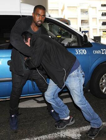 От полицията смятат, че West е направил опит за кражба на камерата на папарака, докато са се борили.