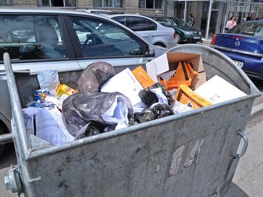 В Пазарджик чистят отпадъците около контейнерите