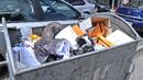 В Пазарджик чистят отпадъците около контейнерите