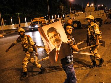 Лидерът на египетската армия призовава за улични протести