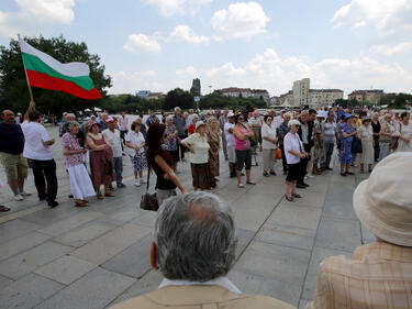 Контрапротест призовава за шанс на кабинета „Орешарски”