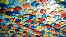Фестивал със стотици летящи пъстри чадъри в Португалия
