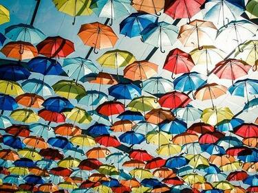 Фестивал със стотици летящи пъстри чадъри в Португалия