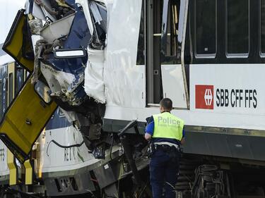 Един загинал и 35 ранени при влакова катастрофа в Швейцария 