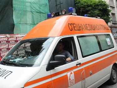 Микробус отнесе пресичаща в тъмното баба